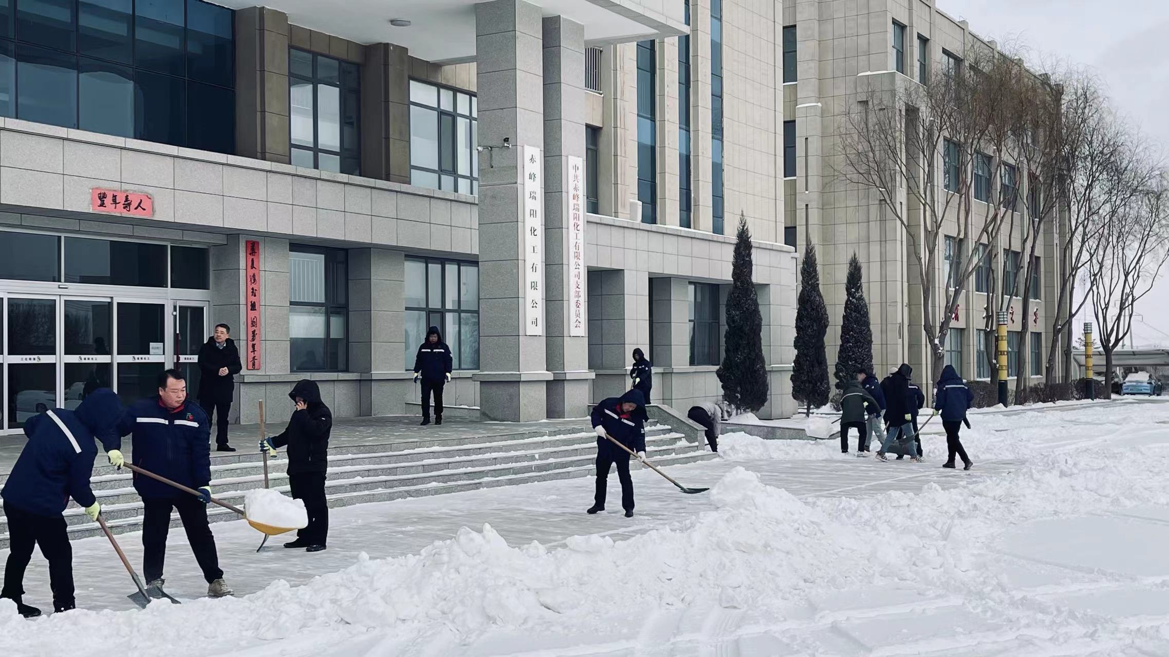 不畏嚴(yán)寒，除雪保安全出行